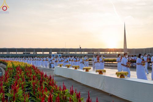 ภาพ No.101447:พิธีเวียนประทักษิณ, พิธีวันทาเจดีย์, พิธีขอขมาและมอบผ้าไตร ในโครงการอุปสมบทหมู่ รุ่นบูชาธรรมมหาปูชนียาจารย์ ณ วัดพระธรรมกาย ในวันที่ 9 ธันวาคม พ.ศ. 2566