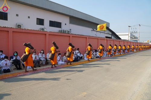 ภาพ No.107886:พิธีต้อนรับพระธรรมยาตรา ในโครงการธรรมยาตรากตัญญูบูชา มหาปูชนียาจารย์ พระมงคลเทพมุนี(สด จนฺทสโร) พระผู้ปราบมาร อนุสรณ์สถาน 7 แห่ง ปีที่ 12 วันที่ 7 มกราคม พ.ศ. 2567 ณ อนุสรณ์สถานคลองบางนางแท่น  อ.สามพราน จ.นครปฐม