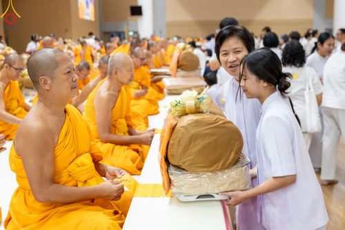 ภาพ No.180838:พิธีถวายภัตตาหารเมนูสวรรค์ และพิธีถวายอุปกรณ์กันหนาว แด่คณะพระภิกษุสามเณรวัดพระธรรมกาย วันอาทิตย์ที่ 8 ธันวาคม พ.ศ.2567 ณ สภาธรรมกายสากล วัดพระธรรมกาย