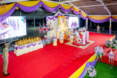 ภาพ No.138987:กิจกรรมเฉลิมพระเกียรติ สมเด็จพระนางเจ้าฯ พระบรมราชินี เนื่องในโอกาสวันเฉลิมพระชนมพรรษา พิธีเจริญพระพุทธมนต์ , ทำบุญตักบาตรพระสงฆ์ ถวายพระราชกุศล , พิธีถวายเครื่องราชสักการะ , และพิธีจุดเทียนถวายพระพรชัยมงคล วันที่ 3 มิถุนายน พ.ศ. 2567 ณ อาคารโถงช้าง วัดพ