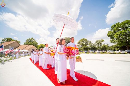 ภาพ No.234625:วันอาทิตย์ที่ 20 กรกฎาคม  พ.ศ.2568 พิธีทอดผ้าป่าภาคพื้นอเมริกา พิธีเจริญพระพุทธมนต์ ฉลองอาคารแก้วธรรมชัยรัตนอนันต์ วัดพระธรรมกายเทนเนสซี ประเทศสหรัฐอเมริกา