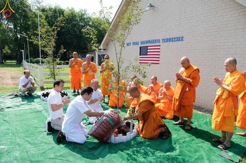 ภาพ No.142948:พิธีเจริญพระพุทธมนต์ โปรยรัตนชาติ เพื่อความเป็นสิริมงคล  ณ พื้นที่ก่อสร้างอาคารปฏิบัติธรรม “แก้วธรรมชัยรัตนอนันต์”  วัดพระธรรมกายเทนเนสซี ประเทศสหรัฐอเมริกา วันอังคารที่ 2 กรกฎาคม พ.ศ. 2567