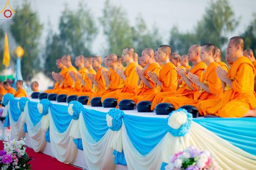 ภาพ No.201052:พิธีตักบาตรพระธรรมยาตรา ณ อนุสรณ์สถานลำดับที่ 5 สถานที่เผยแผ่วิชชาธรรมกายครั้งแรก อนุสรณ์สถานบางปลา วัดบางปลา อำเภอบางเลน จังหวัดนครปฐม ในโครงการธรรมยาตรา กตัญญูบูชา มหาปูชนียาจารย์ พระมงคลเทพมุนี(สด จนฺทสโร) พระผู้ปราบมาร อนุสรณ์สถาน 7 แห่ง ปีที่ 13