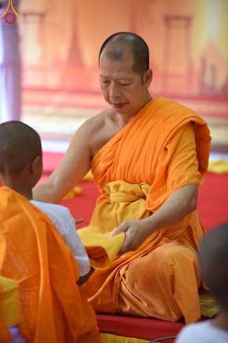 ภาพ No.135595:พิธีขอขมามอบผ้าไตร, พิธีบรรพชาสามเณร ในโครงการบรรพชาสามเณร ฟื้นฟูพระพุทธศาสนาทั่วไทย ณ วัดพระพุทธบาท ราชวรมหาวิหาร อ.พระพุทธบาท จ.สระบุรี วันที่ 6 เมษายน พ.ศ. 2567