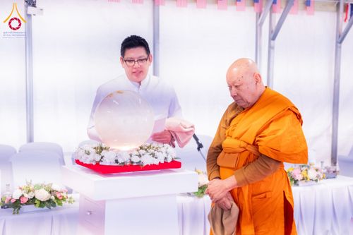 ภาพ No.135495:พิธีเจริญพระพุทธมนต์สมโภช แก้วบรมจักรพรรดิรัตนอนันต์ สถาปนาอาคารปฏิบัติธรรม แก้วธรรมชัยรัตนอนันต์ บูชาธรรมเนื่องในโอกาสอายุวัฒนมงคล 80 ปี หลวงพ่อธัมมชโย (22 เมษายน พ.ศ. 2567) วันพุธที่ 3 เมษายน พ.ศ. 2567 ณ วัดพระธรรมกายเทนเนสซี ประเทศสหรัฐอเมริกา
