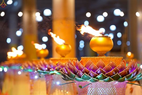 ภาพ No.223987:วันวิสาขบูชา วันอาทิตย์ที่ 11 พฤษภาคม พ.ศ. 2568 พิธีจุดวิสาขประทีป ,  พิธีเวียนประทักษิณรอบพระมหาธรรมกายเจดีย์ , พิธีฉลองชัยสวดมนต์บทธัมมจักกัปปวัตตนสูตร ครบ 7,357,000,000 จบ ณ มหารัตนวิหารคด วัดพระธรรมกาย