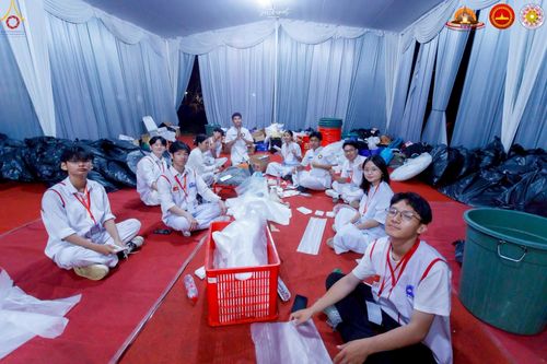 ภาพ No.224766:วันที่ 11 -12 พฤษภาคม พ.ศ. 2568 คณะพระอาจารย์ เจ้าหน้าที่ อาสาสมัคร นักศึกษา ทั้งชาวอินโดนีเซีย และชาวไทย ร่วมแรงร่วมใจ เตรียมงาน เก็บงาน ในวันวิสาขบูชา ณ พระมหาเจดีย์บรมพุทโธ ประเทศอินโดนีเซีย