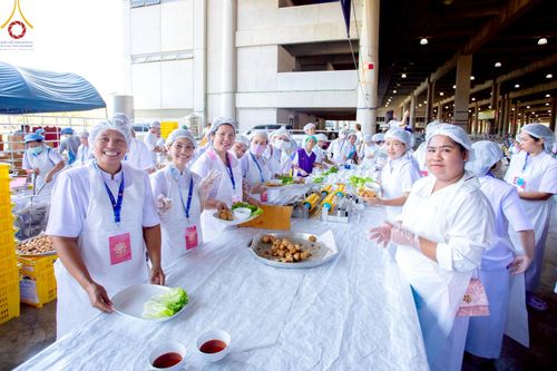 ภาพ No.219429:วันอังคารที่ 22 เมษายน พ.ศ. 2568 พิธีมอบปัจจัยช่วยเหลือครู 4 จังหวัดชายแดนภาคใต้ , พิธีกล่าวคำถวายอุปกรณ์ เพื่อเตรียมการต้อนรับคณะสงฆ์ฯ , พิธีกล่าวคำถวายภัตตาหารเป็นสังฆทาน , คณะสงฆ์ฉันภัตตาหารเพล  เนื่องในวันคุ้มครองโลก พิธีถวายมหาสังฆทานแด่คณะสงฆ์