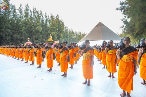 ภาพ No.189224:พระธรรมยาตราปฏิบัติธรรม และถ่ายภาพหมู่ประวัติศาสตร์ ในโครงการธรรมยาตรา กตัญญูบูชา มหาปูชนียาจารย์ พระมงคลเทพมุนี(สด จนฺทสโร) พระผู้ปราบมาร อนุสรณ์สถาน 7 แห่ง ปีที่ 13 วันที่ 4 มกราคม พ.ศ. 2568 ณ อนุสรณ์สถานมหาวิหารพระมงคลเทพมุนี (โลตัสแลนด์) อ.สองพี่น้อง