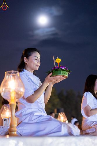 ภาพ No.170323:พิธีลอยกระทงธรรม ณ สระเศรษฐีทะเลบุญ มหาวิหารพระมงคลเทพมุนีฯ วัดพระธรรมกาย วันศุกร์ที่ 15 พฤศจิกายน พ.ศ.2567 (วันเพ็ญ 15 ค่ำ เดือน 12)