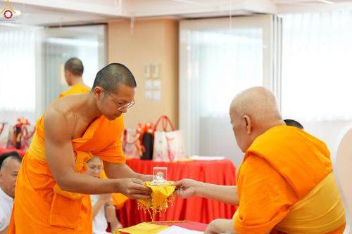 ภาพ No.233707:วันอาทิตย์ที่ 6 กรกฎาคม พ.ศ.2568 พิธีสมโภช 15 ปี วัดพระธรรมกายเกาลูน และพิธีมุทิตาสักการะเปรียญธรรม 9 ประโยค ณ วัดพระธรรมกายเกาลูน เขตปกครองพิเศษฮ่องกง สาธารณรัฐประชาชนจีน