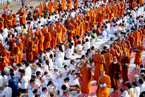 ภาพ No.250565:วันพุธที่ 8 ตุลาคม พ.ศ. 2568 พิธีตักบาตรเทโวโรหณะ ณ ลานธรรมปทุมรัตน์ธรรมเจดีย์ พุทธอุทยานนานาชาติ อ.โพนพิสัย จ.หนองคาย