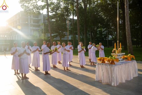 ภาพ No.159726:พิธีตัดปอยผมปลงผมนาคธรรมทายาท, พิธีบรรพชาอุปสมบทหมู่ โครงการอุปสมบทหมู่บูชาธรรม 140 ปี พระมงคลเทพมุนี (สด จนฺทสโร) ณ โบสถ์พระไตรปิฏก วัดพระธรรมกาย วันเสาร์ที่ 5 ตุลาคม พ.ศ. 2567