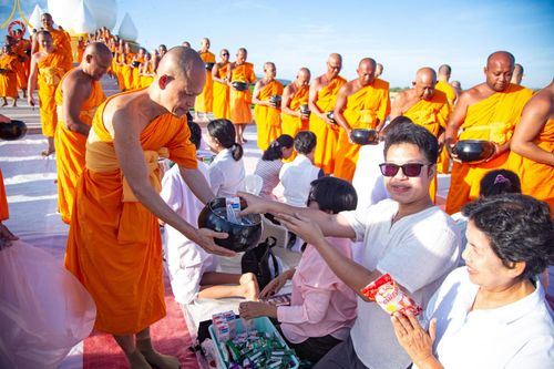 ภาพ No.211941:วันจันทร์ที่ 17 มีนาคม พ.ศ. 2568 พิธีตักบาตรพระกว่า 300 รูป ฉลองพิธีประดิษฐานพระบรมสารีริกธาตุ ณ ปทุมเจดีย์ เจดีย์พระพุทธเจ้า 5 พระองค์ ศูนย์อบรมเยาวชนปัตตานี บ้านโคกดีปลี ตำบลตุยง อำเภอหนองจิก จังหวัดปัตตานี