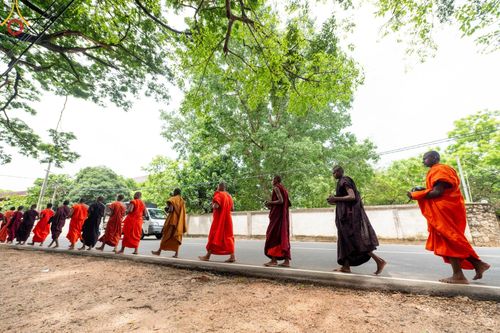 ภาพ No.139439:พิธีตักบาตรรอบเมืองดัมบุลล่า เทศกาลวิสาขบูชาแห่งชาติ ศรีลังกา เมื่อวันที่ 16 พฤษภาคมที่ผ่านมา คณะสงฆ์จากวัดพระธรรมกาย และคณะพระภิกษุสามเณรศรีลังกา ในโครงการสยาม-ลังกา ธรรมยาตรา ฉลองเทศกาลวิสาขบูชาแห่งชาติ ศรีลังกา บูชาธรรม 80 ปีหลวงพ่อธัมมชโย