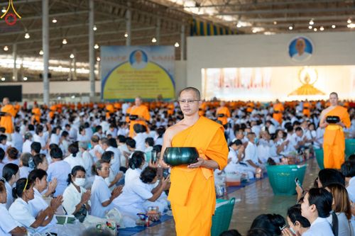 ภาพ No.158954:พิธีตักบาตร ในวันอาทิตย์ต้นเดือน วันที่ 6 ตุลาคม พ.ศ. 2567 ณ สภาธรรมกายสากล วัดพระธรรมกาย