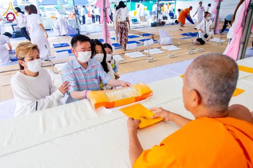 ภาพ No.201458:พิธีถวายภัตตาหารเป็นสังฆทาน แด่พระธรรมยาตรา ณ อนุสรณ์สถานบางปลา วัดบางปลา อำเภอบางเลน จังหวัดนครปฐม ในโครงการธรรมยาตรา กตัญญูบูชา มหาปูชนียาจารย์ พระมงคลเทพมุนี(สด จนฺทสโร) พระผู้ปราบมาร อนุสรณ์สถาน 7 แห่ง ปีที่ 13 วันที่ 25 มกราคม พ.ศ. 2568