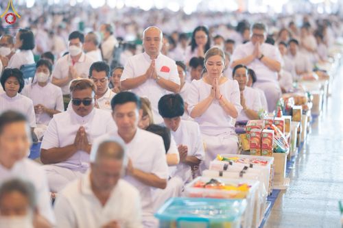 ภาพ No.151024:พิธีตักบาตร ในวันอาทิตย์ต้นเดือน วันที่ 1 กันยายน พ.ศ. 2567 ณ สภาธรรมกายสากล วัดพระธรรมกาย