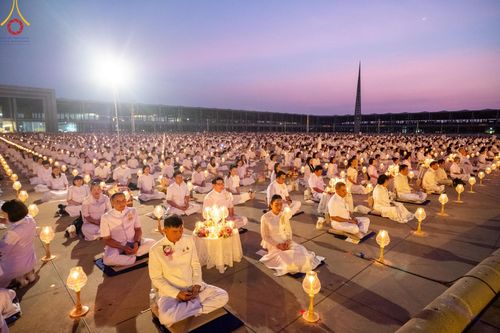 ภาพ No.204531:พิธีจุดประทีปถวายเป็นพุทธบูชา และบูชาธรรมมหาปูชนียาจารย์ ณ วัดพระธรรมกาย ตำบลคลองสาม อำเภอคลองหลวง จังหวัดปทุมธานี ในโครงการธรรมยาตรา กตัญญูบูชา มหาปูชนียาจารย์ พระมงคลเทพมุนี(สด จนฺทสโร) พระผู้ปราบมาร ปีที่ 13 วันที่ 31 มกราคม พ.ศ. 2568