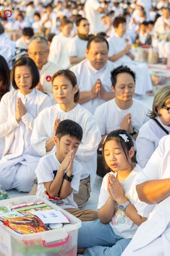 ภาพ No.187760:พิธีตักบาตรฉลองพระใหม่ ต้อนรับพุทธศักราช 2568 ณ ลานธรรมพระมหาธรรมกายเจดีย์ วัดพระธรรมกาย จ.ปทุมธานี วันที่ 1 มกราคม พ.ศ. 2568