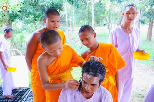 ภาพ No.186482:พิธีตัดปอย ปลงผม เวียนประทักษิณ  มอบบาตรผ้าไตร ขอขมาผู้ปกครอง และพิธีบรรพชาอุปสมบท  โครงการอุปสมบทหมู่บูชาธรรมมหาปูชนียาจารย์  ประจำปี 2567 ณ ศูนย์ปฏิบัติธรรมภาคใต้และวัดคงคาเลียบ อ.บางกล่ำ จ.สงขลา วันอาทิตย์ที่ 8 ธันวาคม พ.ศ. 2567