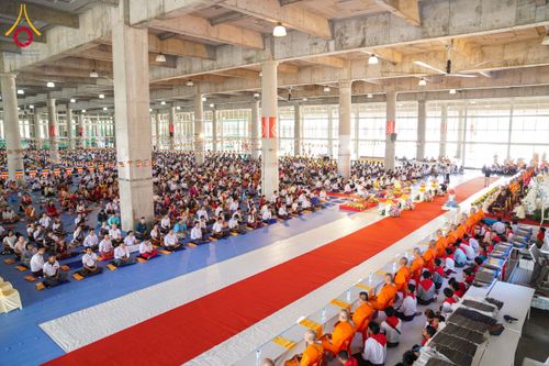 ภาพ No.143701:พิธีถวายผ้าไตร, สวดธรรมจักร, ปฏิบัติธรรม และฟังแสดงพระธรรมเทศนา ภาษาเมียนมา โดยมีสาธุชนชาวเมียนมากว่า 4,000 คน เข้าร่วมพิธี ณ มหารัตนวิหารคด วัดพระธรรมกาย วันอาทิตย์ที่ 7 กรกฎาคม พ.ศ. 2567