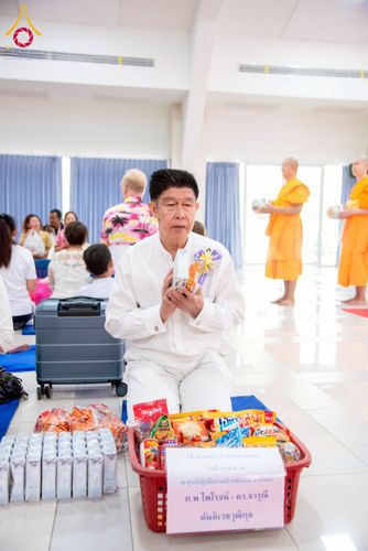 ภาพ No.218076:วันอาทิตย์ที่ 13 เมษายน พ.ศ. 2568 พิธีตักบาตรฉลองสามเณรใหม่ 75 รูป เนื่องในวันสงกรานต์ (โครงการบรรพชาสามเณรฟื้นฟูพระพุทธศาสนาทั่วไทย ประจำปีพุทธศักราช 2568) ณ ศูนย์ปฏิบัติธรรมระยอง(บ้านช่องลม) ตำบลบางบุตร อำเภอบ้านค่าย จังหวัดระยอง