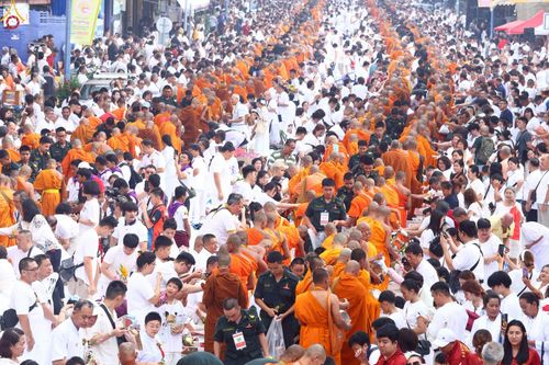 ภาพ No.236954:วันอาทิตย์ที่ 10 สิงหาคม พ.ศ. 2568 มหาสังฆทานครั้งยิ่งใหญ่ ตักบาตรพระ 10,000 รูป ถ.นิพัทธ์อุทิศ 3 ใจกลางนครหาดใหญ่ จ.สงขลา