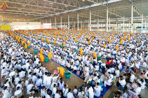 ภาพ No.177601:พิธีตักบาตรและพิธีบูชาข้าวพระ ในวันอาทิตย์ต้นเดือนที่ 1 ธันวาคม พ.ศ. 2567 ณ สภาธรรมกายสากล วัดพระธรรมกาย