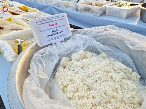 ภาพ No.108478:ถวายภัตตาหารเป็นสังฆทาน แด่คณะพระธรรมยาตราฯ ในโครงการธรรมยาตรากตัญญูบูชา มหาปูชนียาจารย์ พระมงคลเทพมุนี(สด จนฺทสโร) พระผู้ปราบมาร อนุสรณ์สถาน 7 แห่ง ปีที่ 12 วันที่ 7 มกราคม พ.ศ. 2567 ณ อนุสรณ์สถานโลตัสแลนด์ จ.สุพรรณบุรี