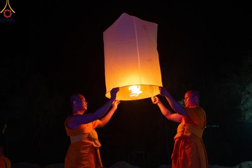 ภาพ No.138665:Photo Story  มหัศจรรย์วัดดงดินแดง Episode 6 พระภิกษุ-สามเณร ในโครงการบรรพชาอุปสมบทหมู่  กว่า 500 รูป และศีลจาริณีกว่า 300 คน ร่วมกันก่อพระเจดีย์ทราย 20,000 องค์ และจุดประทีป  บูชาธรรม 80 ปี หลวงพ่อธมฺมชโย กลางลำน้ำแม่ตื่น