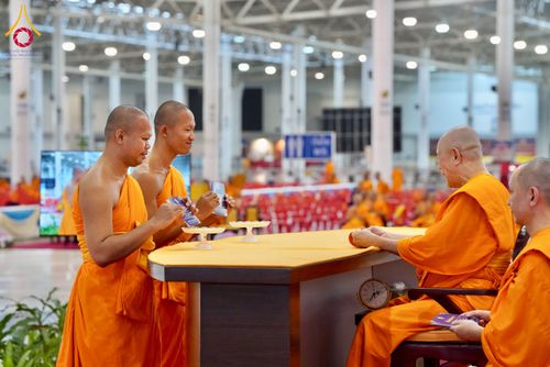 ภาพ No.237465:วันอาทิตย์ที่ 10 สิงหาคม พ.ศ.2568 พิธีมอบใบประกาศเกียรติคุณ โครงการสอบบาลี "ฉลองแชมป์" บูชาธรรม 80 ปี หลวงพ่อธัมมชโย ประจำปี 2568 และ พิธีมอบดวงแก้วสามเณรทรงบาลีไวยากรณ์ ณ สภาธรรมกายสากล วัดพระธรรมกาย ปทุมธานี