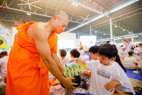 ภาพ No.126540:พิธีตักบาตร ในวันอาทิตย์ต้นเดือนที่ 3 มีนาคม พ.ศ. 2567 ณ บ้านแก้วเรือนทองคุณยายฯ วัดพระธรรมกาย