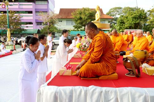 ภาพ No.235177:วันอาทิตย์ที่ 27 กรกฎาคม พ.ศ. 2568 พิธีตักบาตรพระ1,000 รูป ทำบุญเมืองพัทลุง ประธานสงฆ์ พระปริยัติวชิโรดม  เจ้าคณะจังหวัดพัทลุง ประธานฆราวาส นายรัฐศาสตร์ ชิดชู  ผู้ว่าราชการจังหวัดพัทลุง