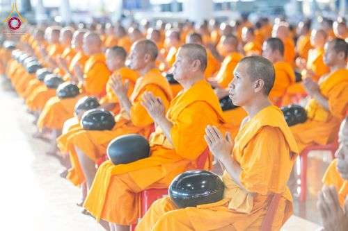 ภาพ No.215162:วันอาทิตย์ต้นเดือนที่ 6 เมษายน พ.ศ. 2568 พิธีตักบาตรข้าวสารอาหารแห้ง ณ บ้านแก้วเรือนทองคุณยาย สภาธรรมกายสากล วัดพระธรรมกาย