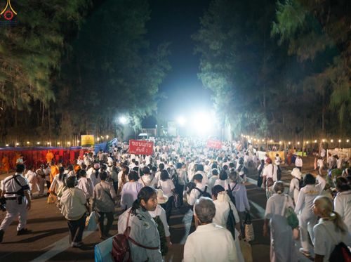 ภาพ No.290260:วันที่ 6 มกราคม พ.ศ. 2569 พิธีจุดประทีปถวายเป็นพุทธบูชา และบูชาธรรมมหาปูชนียาจารย์ (ภาพชุดที่ 2) ณ อนุสรณ์สถานมหาวิหารพระมงคลเทพมุนี (โลตัสแลนด์) อ.สองพี่น้อง จ.สุพรรณบุรี ในโครงการธรรมยาตรา กตัญญูบูชา มหาปูชนียาจารย์ พระมงคลเทพมุนี(สด จนฺทสโร) พระผู้ปรา