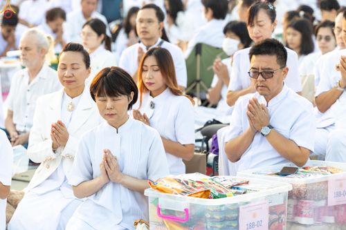 ภาพ No.279793:วันที่ 1 มกราคม พ.ศ.2569 พิธีตักบาตรในวันขึ้นปีใหม่ ณ ลานธรรม วัดพระธรรมกาย