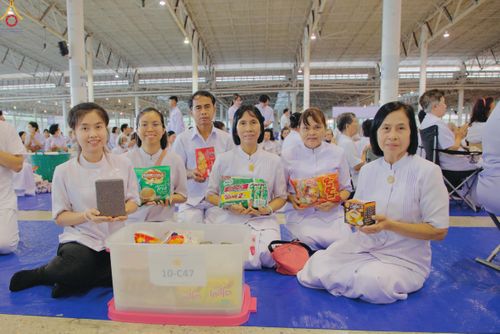 ภาพ No.311319:วันอาทิตย์ต้นเดือนที่ 1 มีนาคม พ.ศ.2569 พิธีตักบาตร และ พิธีบูชาข้าวพระ ณ สภาธรรมกายสากล วัดพระธรรมกาย