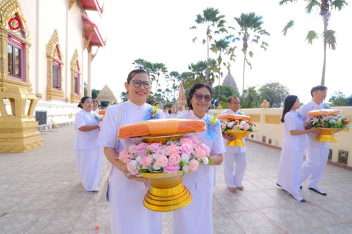 ภาพ No.278552:วันอาทิตย์ที่ 14 ธันวาคม พ.ศ.2568  พิธีเวียนประทักษิณ พิธีวันทาสีมาพระประธาน โครงการบวชบูชาธรรมมหาปูชนียาจารย์ ของศูนย์ปฏิบัติธรรมบุรีรัมย์ ณ วัดกลาง พระอารามหลวง จังหวัดบุรีรัมย์