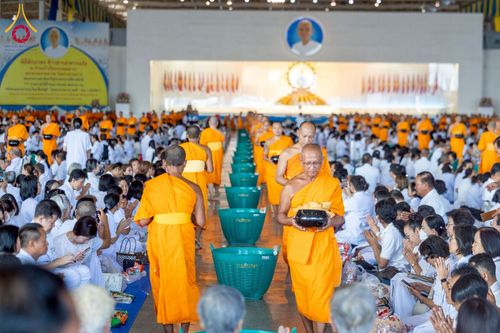 ภาพ No.215201:วันอาทิตย์ต้นเดือนที่ 6 เมษายน พ.ศ. 2568 พิธีตักบาตรข้าวสารอาหารแห้ง ณ บ้านแก้วเรือนทองคุณยาย สภาธรรมกายสากล วัดพระธรรมกาย