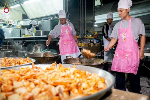 ภาพ No.292220:วันที่ 11 มกราคม พ.ศ. 2569 พิธีถวายภัตตาหารเป็นสังฆทาน แด่พระธรรมยาตรา ในโครงการธรรมยาตรา กตัญญูบูชา มหาปูชนียาจารย์ พระมงคลเทพมุนี(สด จนฺทสโร) พระผู้ปราบมาร อนุสรณ์สถาน 7 แห่ง ปีที่ 14 ณ  อนุสรณ์สถานลำดับที่ 2  สถานที่ตั้งมโนปณิธานบวชตลอดชีวิต อนุสรณ์สถ