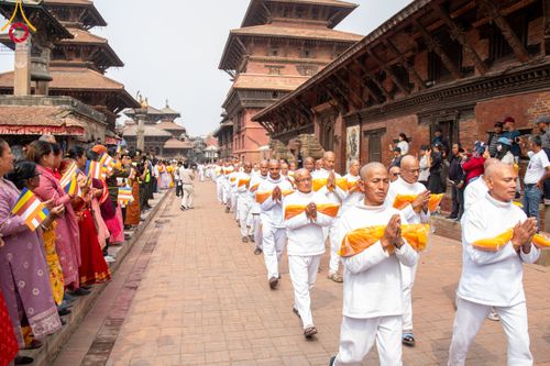 ภาพ No.313485:วันพฤหัสบดีที่ 12 มีนาคม พ.ศ. 2569 ขบวนแห่นาคธรรมทายาทในโครงการบรรพชาสามเณร 500 รูป  จาก นาคบาฮาล (Nagbahal) สู่จัตุรัสปาทัน (Patan Durbar Square) ประเทศเนปาล