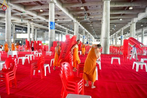 ภาพ No.219019:วันที่ 18-20 เมษายน พ.ศ. 2568 การเตรียมงานในลานธรรม , วิหารคด เพื่องานวันคุ้มครองโลก 22 เมษายน พศ. 2568