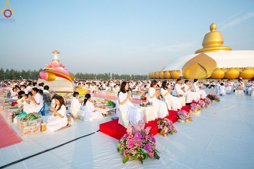 ภาพ No.201107:พิธีตักบาตรพระธรรมยาตรา ณ อนุสรณ์สถานลำดับที่ 5 สถานที่เผยแผ่วิชชาธรรมกายครั้งแรก อนุสรณ์สถานบางปลา วัดบางปลา อำเภอบางเลน จังหวัดนครปฐม ในโครงการธรรมยาตรา กตัญญูบูชา มหาปูชนียาจารย์ พระมงคลเทพมุนี(สด จนฺทสโร) พระผู้ปราบมาร อนุสรณ์สถาน 7 แห่ง ปีที่ 13