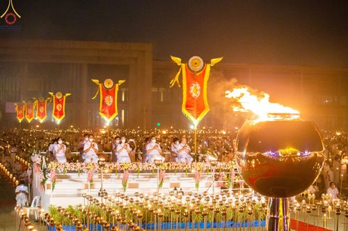 ภาพ No.77274:พิธีจุดมาฆประทีป ในวันมาฆบูชา อาทิตย์ต้นเดือนที่ 6 มีนาคม พ.ศ. 2566 ณ วัดพระธรรมกาย อ.คลองหลวง จ.ปทุมธานี