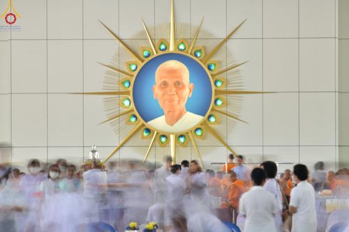 ภาพ No.205762:พิธีสวดพระพุทธมนต์ และถวายภัตตาหารเมนูสวรรค์แด่พระภิกษุ สามเณร วันจันทร์ที่ 3 กุมภาพันธ์ พ.ศ. 2568 ณ หอฉันคุณยายอาจารย์ฯ วัดพระธรรมกาย