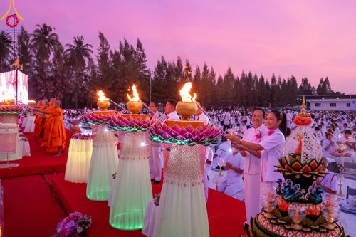 ภาพ No.109654:พิธีจุดประทีปถวายเป็นพุทธบูชา และบูชาธรรมมหาปูชนียาจารย์ วันที่ 10 มกราคม พ.ศ. 2567 ณ อนุสรณ์สถานคลองบางนางแท่น อ.สามพราน จ.นครปฐม