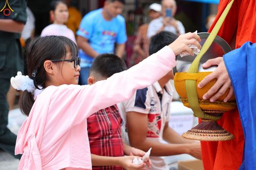 ภาพ No.85978:ตักบาตรพระนานาชาติ 10,000 รูป ใจกลางนครหาดใหญ่ จ.สงขลา วันอาทิตย์ที่ 20 สิงหาคม พ.ศ. 2566