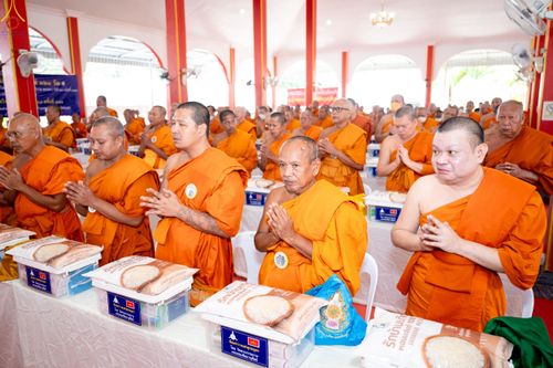 ภาพ No.234461:วันพฤหัสบดีที่ 24 กรกฎาคม พ.ศ. 2568 พิธีถวายสังฆทานแก่คณะสงฆ์ 323 วัด , พิธีมอบกองทุนหนุนแรงใจช่วยครูใต้ , พิธีทำบุญส่วนกุศลแด่ผู้วายชนม์ ในเหตุการณ์ความไม่สงบ 4 จังหวัด ชายแดนภาคใต้ (ปัตตานี , ยะลา , นราธิวาส , สงขลา) ปีที่ 21 ครั้งที่ 179 ณ วัดเวฬุวัน 