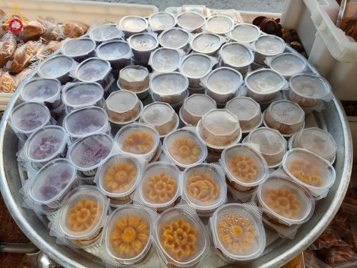 ภาพ No.198009:สาธุชนถวายภัตตาหารเป็นสังฆทาน แด่พระธรรมยาตรา ณ วัดโบสถ์(บน) ตำบลบางคูเวียง อำเภอบางกรวย จังหวัดนนทบุรี ในโครงการธรรมยาตรา กตัญญูบูชา มหาปูชนียาจารย์ พระมงคลเทพมุนี(สด จนฺทสโร) พระผู้ปราบมาร อนุสรณ์สถาน 7 แห่ง ปีที่ 13 วันที่ 19 มกราคม พ.ศ. 2568